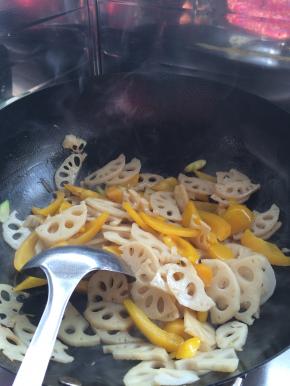 4.	锅内加入适量油，把原料放入锅中翻炒，加入调料。