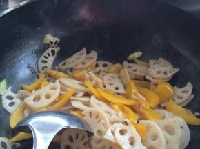 4.	锅内加入适量油，把原料放入锅中翻炒，加入调料。