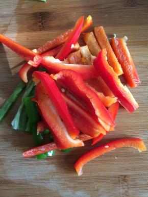 1.	青椒清洗干净，切成条状。