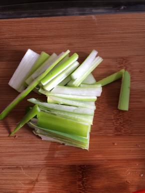 2.	葱切成条状。