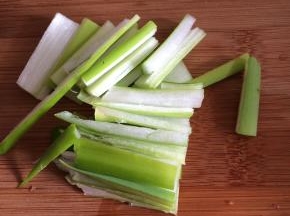 2.	葱切成条状。
