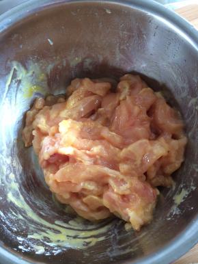 3.	把鸡柳切成片，放入盐，味精，料酒，鸡蛋搅拌均匀。加入淀粉。