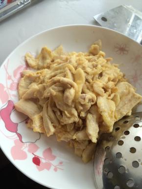 4.	锅内加入适量油，加至七成热，把鸡柳放入锅中炸三分钟左右。捞出。