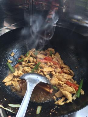 5.	锅内放入适量油，先把青椒放入锅中翻炒两分钟左右，随后加入鸡柳翻炒。