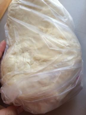 1.	准备好面粉，加入适量的水，和成块状，无需发酵。