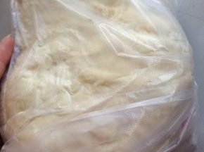 1.	准备好面粉，加入适量的水，和成块状，无需发酵。