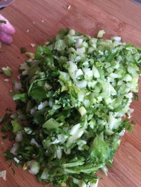 2.	把芹菜切成碎状