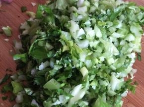 2.	把芹菜切成碎状