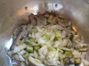 4.	把葱切碎和粉条一起放入芹菜中。加入调料搅拌均匀。