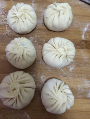 5.	把和好的面，切成小块状，擀成片。包成圆状。