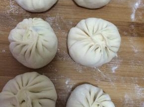 5.	把和好的面，切成小块状，擀成片。包成圆状。