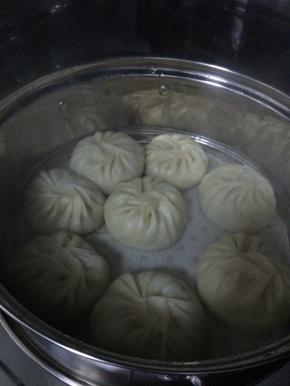 6.	锅内加入适量的水烧开，把包好的包子放入锅内。