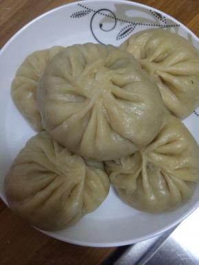 8.	蒸好的包子放入盘子中。