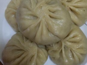 8.	蒸好的包子放入盘子中。