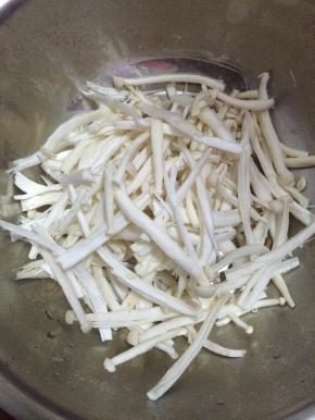 1.	海鲜菇清洗干净，撕成条状。