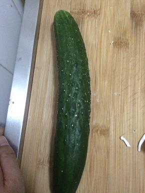 2.	黄瓜清洗干净。