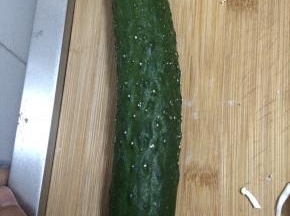 2.	黄瓜清洗干净。