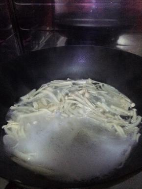 3.	锅内加入适量油，把海鲜菇放入锅中煮软。捞出。