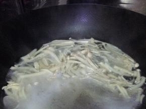 3.	锅内加入适量油，把海鲜菇放入锅中煮软。捞出。