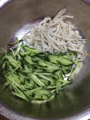 4.	把黄瓜切成丝状，放入海鲜菇中。