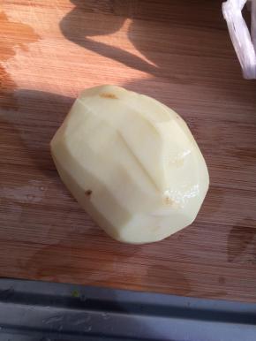 1.	土豆削皮切成块状。