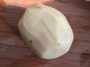 1.	土豆削皮切成块状。