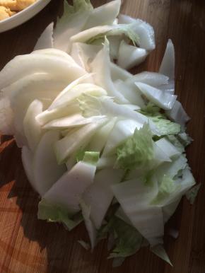 2.	白菜切成块状。