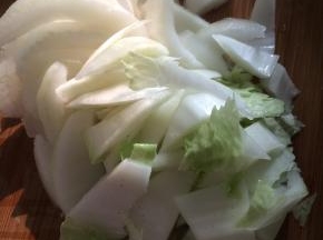 2.	白菜切成块状。