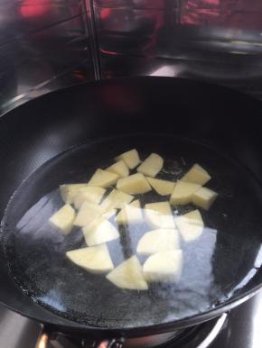 4.	锅内放入适量油，放入调料，然后加入适量水把土豆放入锅中。