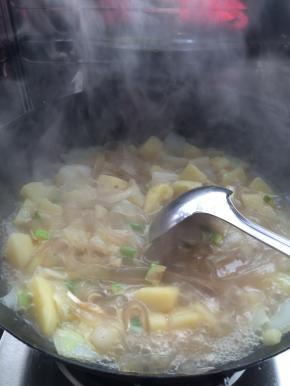 5.	随后放入白菜和粉条。开始炖。