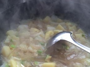 5.	随后放入白菜和粉条。开始炖。