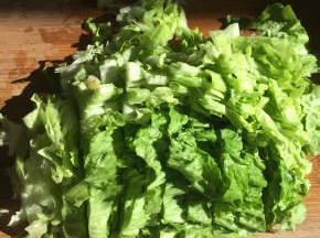 2.	生菜清洗干净，切成块状。