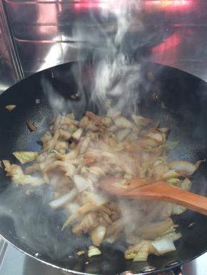 3.	锅内放入适量油，把白菜放入锅中炒一分钟左右。