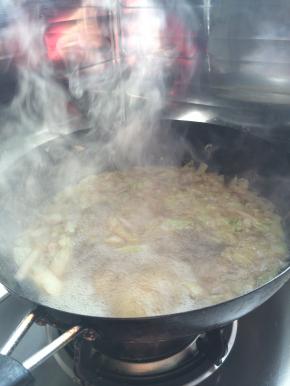 4.	锅内放入适量水。水开之后下入面条。