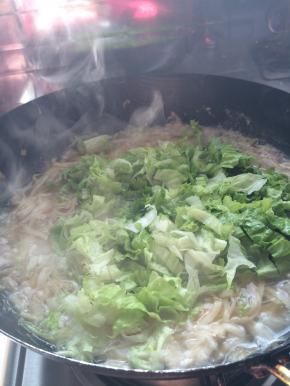 5.	面条熟之后把生菜放入锅中。