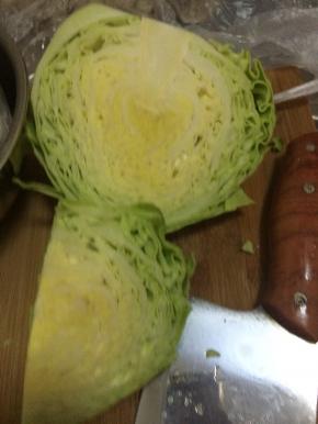 1.	把卷心菜清洗干净。切成两到三半。