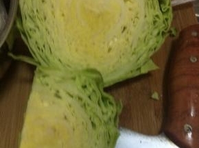 1.	把卷心菜清洗干净。切成两到三半。