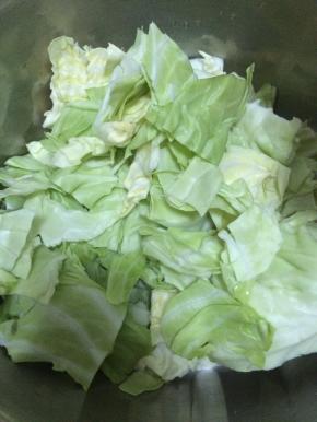 2.	把卷心菜用手掰成大块状。