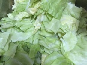 2.	把卷心菜用手掰成大块状。