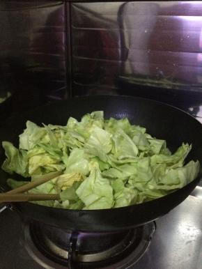 3.	锅内加入适量油，放入调料，随后放入卷心菜大火爆炒。