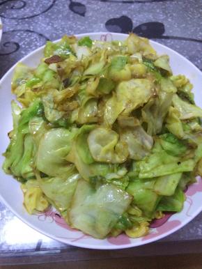 4.	翻炒几分钟，卷心菜熟即可出锅。