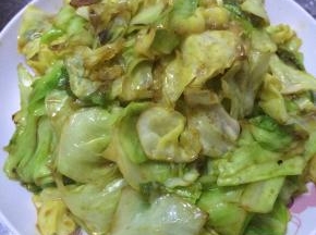 4.	翻炒几分钟，卷心菜熟即可出锅。