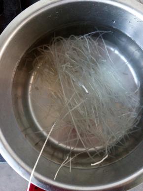 提前半小时，先把粉用温水泡好。