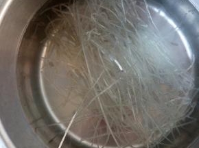 提前半小时，先把粉用温水泡好。