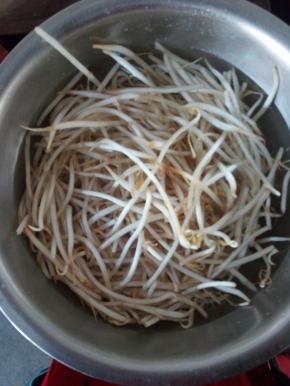 把豆芽用清水洗干净，放盘里备用