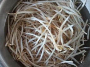 把豆芽用清水洗干净，放盘里备用