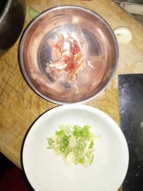 放入一些肉，我比较喜欢吃素，所以肉放的少，可根据个人口味，放适当的量。