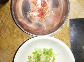 放入一些肉，我比较喜欢吃素，所以肉放的少，可根据个人口味，放适当的量。