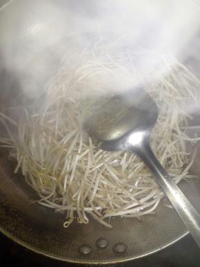 把豆芽放在开水口焯一下，水开后马上盛出来。