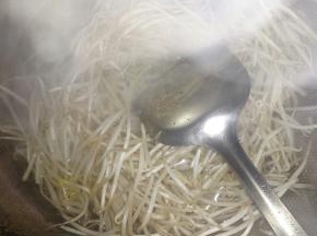 把豆芽放在开水口焯一下，水开后马上盛出来。